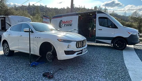 Mobile tire service vehicle